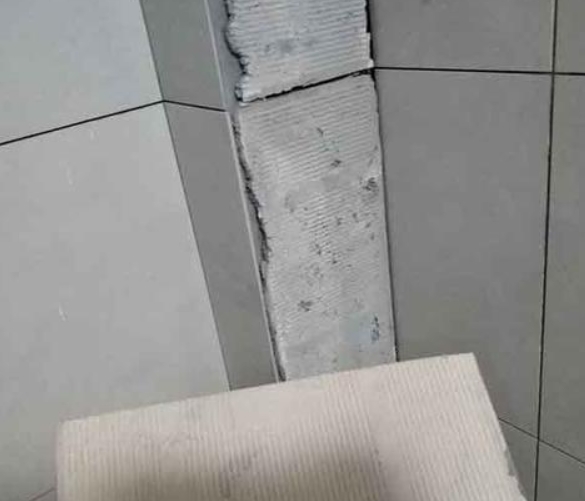 威宁瓷砖空鼓维修公司分享下厨房瓷砖脱落的补救措施。